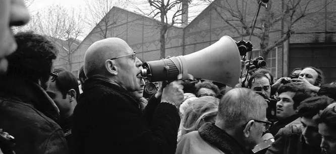 Foucault 在 Pierre Overney（1948-1972）被暗殺後，前往雷諾汽車（Renault）工廠外抗議。。圖／Dissent Magazine