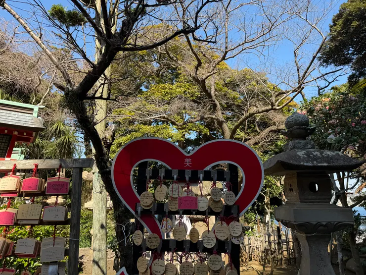 無數信眾在此留下各自對「美」的期待。