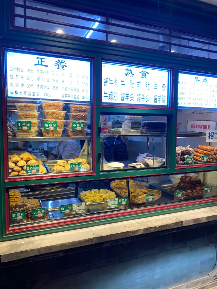 ▲我不動聲色所張望的那面玻璃，上頭或許有我可以吃的菜單。