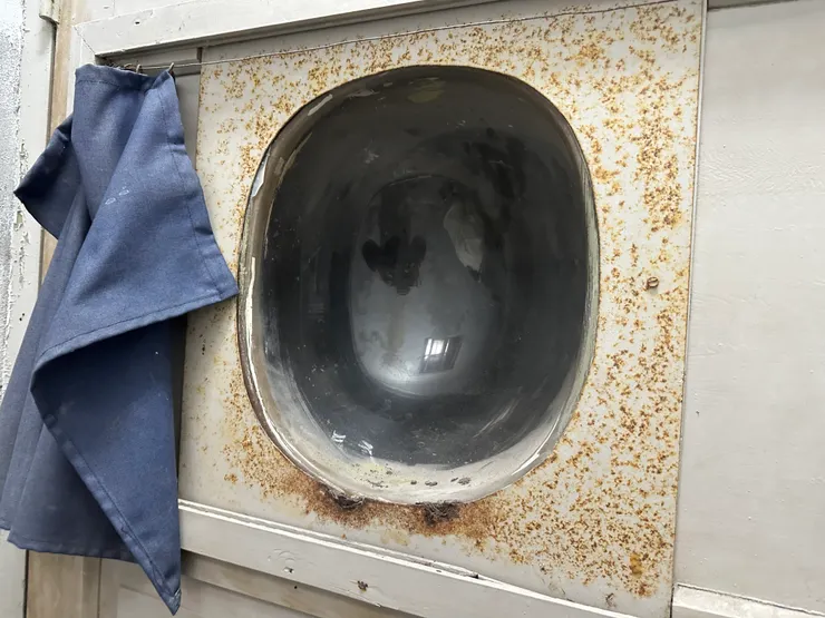 休養區的監視孔