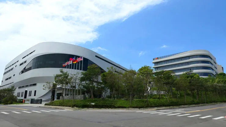 台中精機自 2021 年推動永續轉型，至今已是各企業爭相參訪的典範。圖片提供：黃怡穎