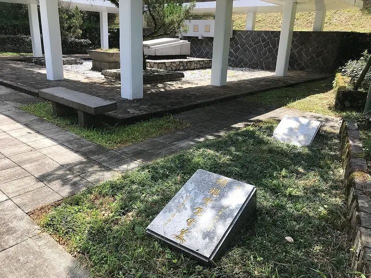 墓區右側是胡適長子胡祖望之墓，後方為胡適次子胡思杜紀念碑