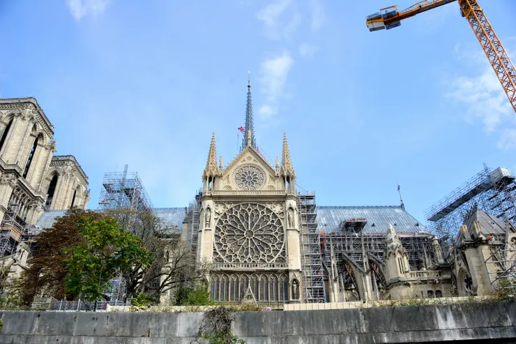 【船行河中左顧右盼指點建築橋樑！整修中的巴黎聖母院，它位在河中央西堤島上，偏左岸。】