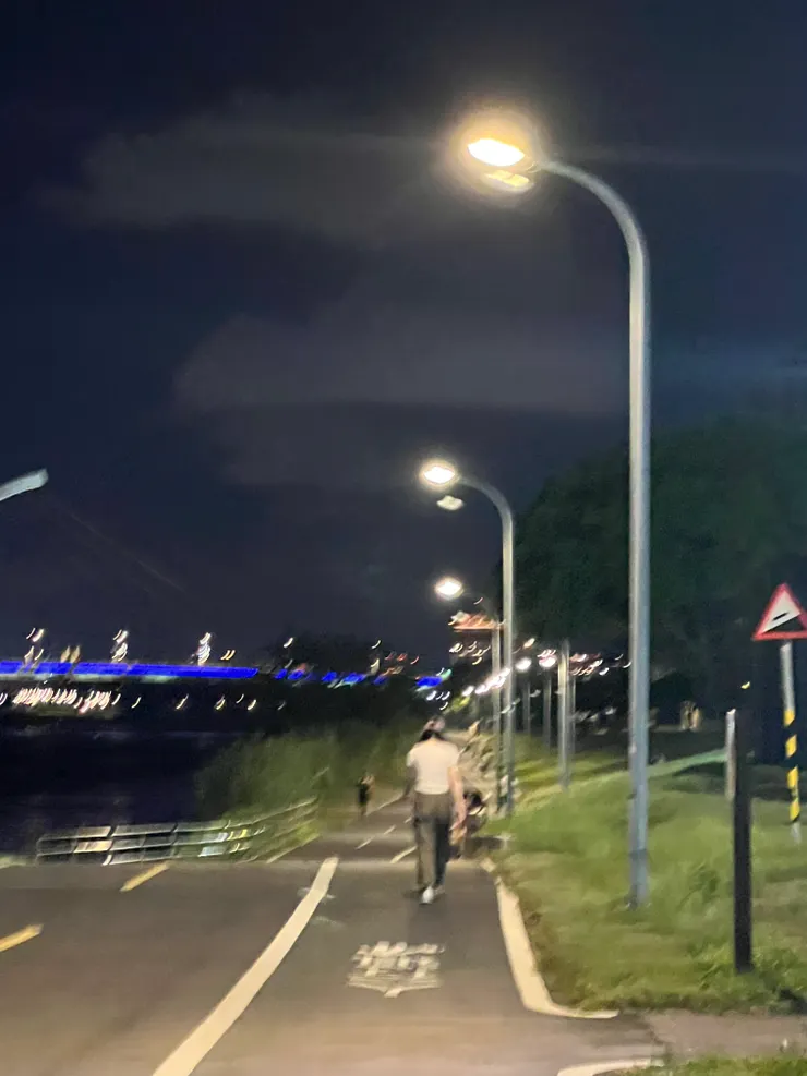 面對我拿起手機拍的女生