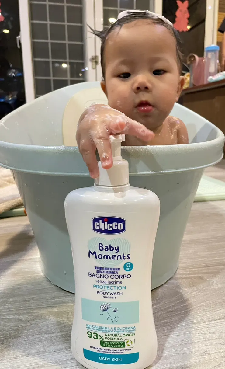 粉腸妹妹的小手很不安分，一直要跟媺嫚媽媽搶泡泡浴露