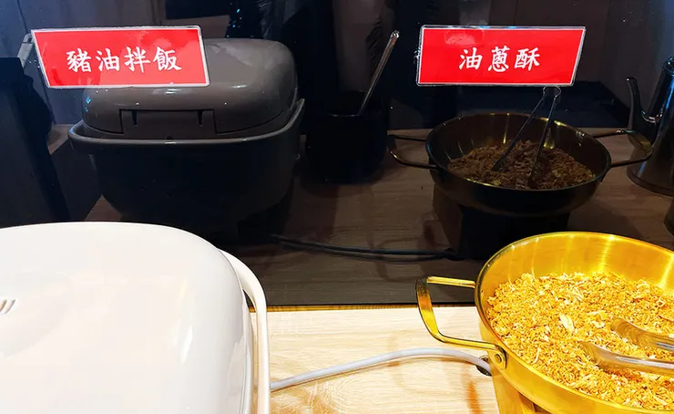 尋找最在地台式滋味：自助餐檯上的豬油拌飯與油蔥酥