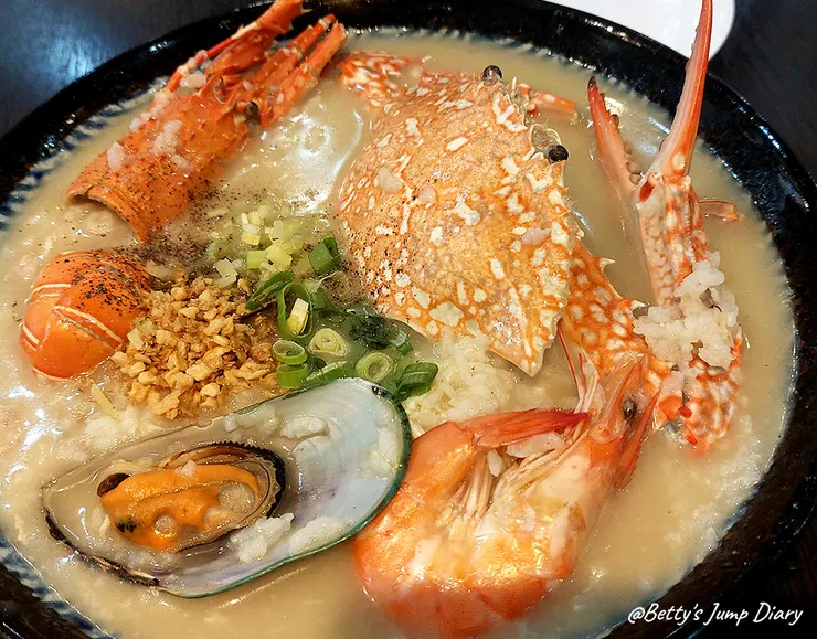 ▲霸氣螃蟹海鮮粥（台中大里店）霸氣神仙打架海鮮粥/圖片來源：Betty's Jump Diary
