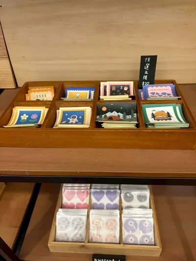 近桃園車站｜秋日文創：百元帶走一大袋，明信片買五送一超划算