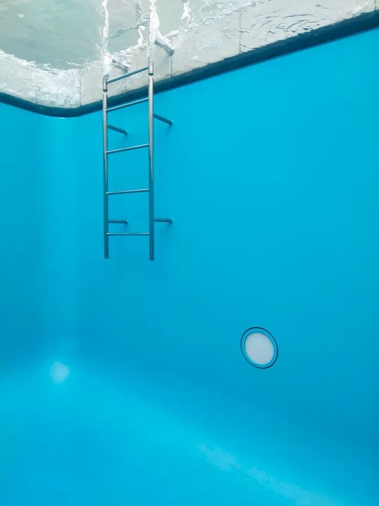游泳池底部成為藝術作品