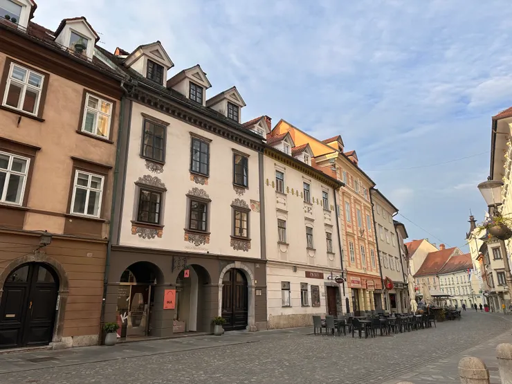 晚上熱鬧的街道，早上沒有人