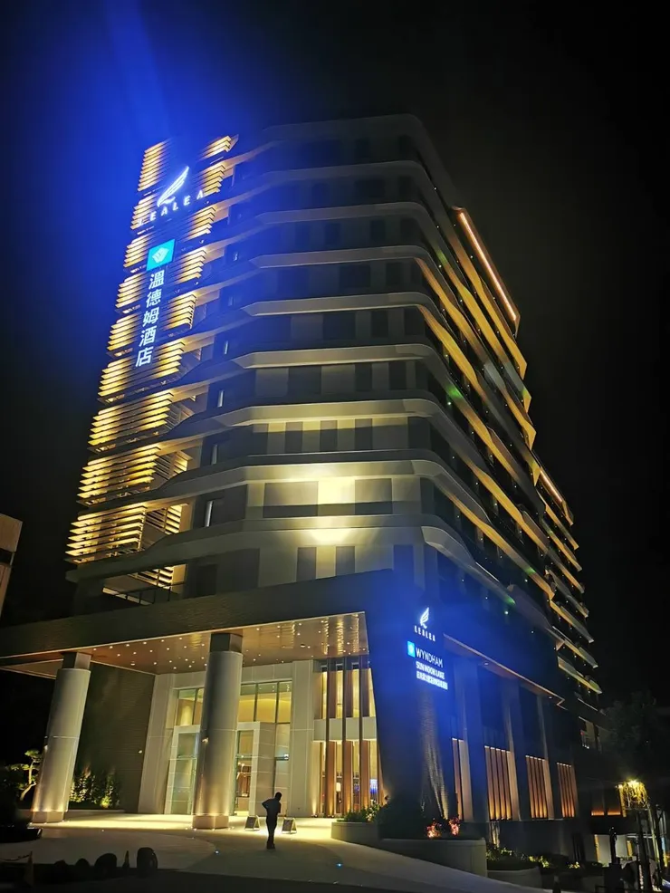 當天是藍月,但月亮超短露臉一下,只拍到藍光。