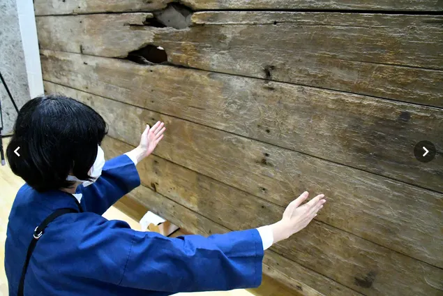 外觀看似尋常木板的鳳凰堂門板。（圖片來源：朝日新聞）