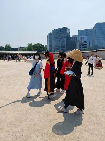 不知道是不是遊客打扮成守門將的樣子，還有導遊解說
