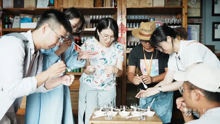 「食物源旅｜釀 · 雲林 風土嚐試集」帶參加者品醬油、品酒。（圖片來源：島內散步臉書）