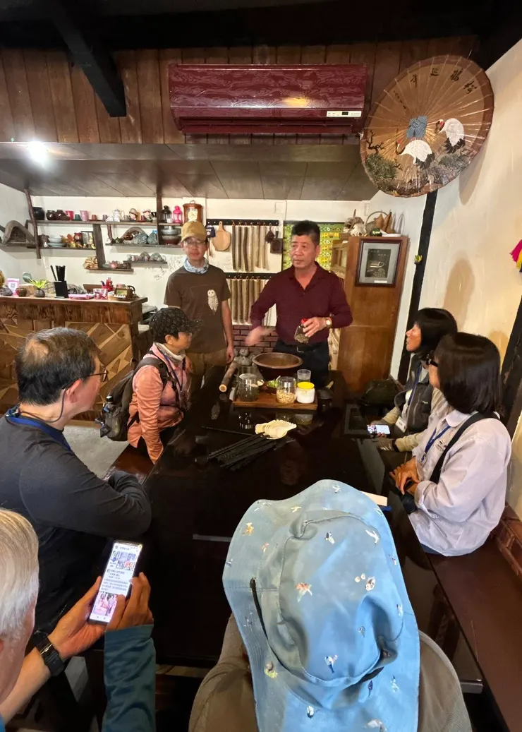 圖01 於光復鄉客家餐廳「大和擂茶舖」享用擂茶午餐，餐廳老闆一邊上菜一邊說菜，第2次到訪享用，滿桌佳餚美味依舊