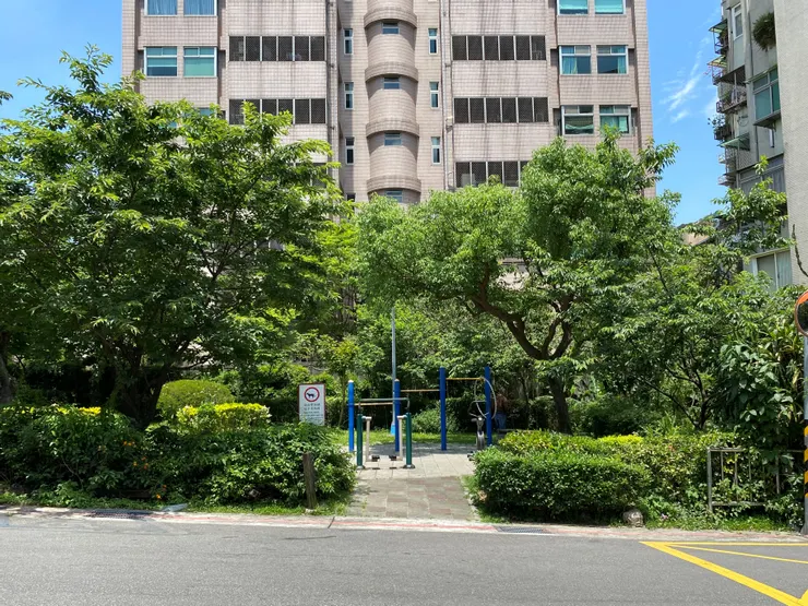 溪水穿過小公園