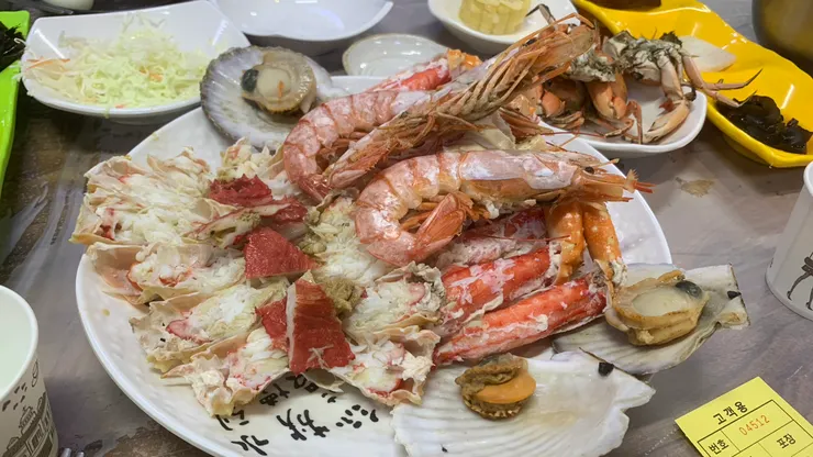 準備開吃狂妄的帝王蟹。