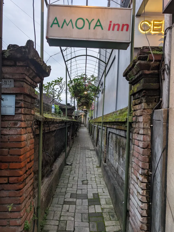 入口是狹長的走道