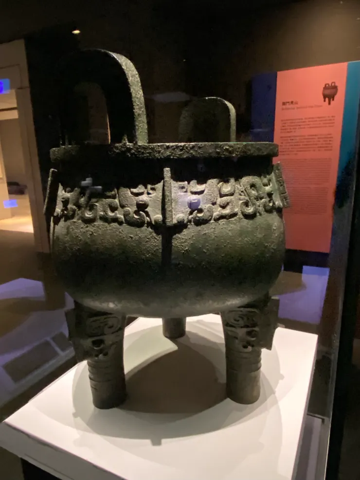 我跟女兒都很喜歡鼎，觀察鼎的紋飾和文字，非常有趣。圖為「嬰祖丁鼎」。