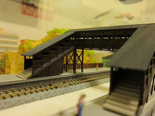 這是GreenMax的天橋套件，和記憶中的火車站陸橋一模一樣，月台則是用模型改造板製作出來的，尺寸長度比較適合小站風情