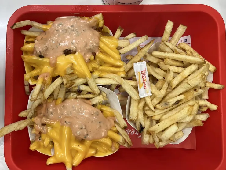 左邊是肉醬薯條 (animal style)，右邊是一般的薯條