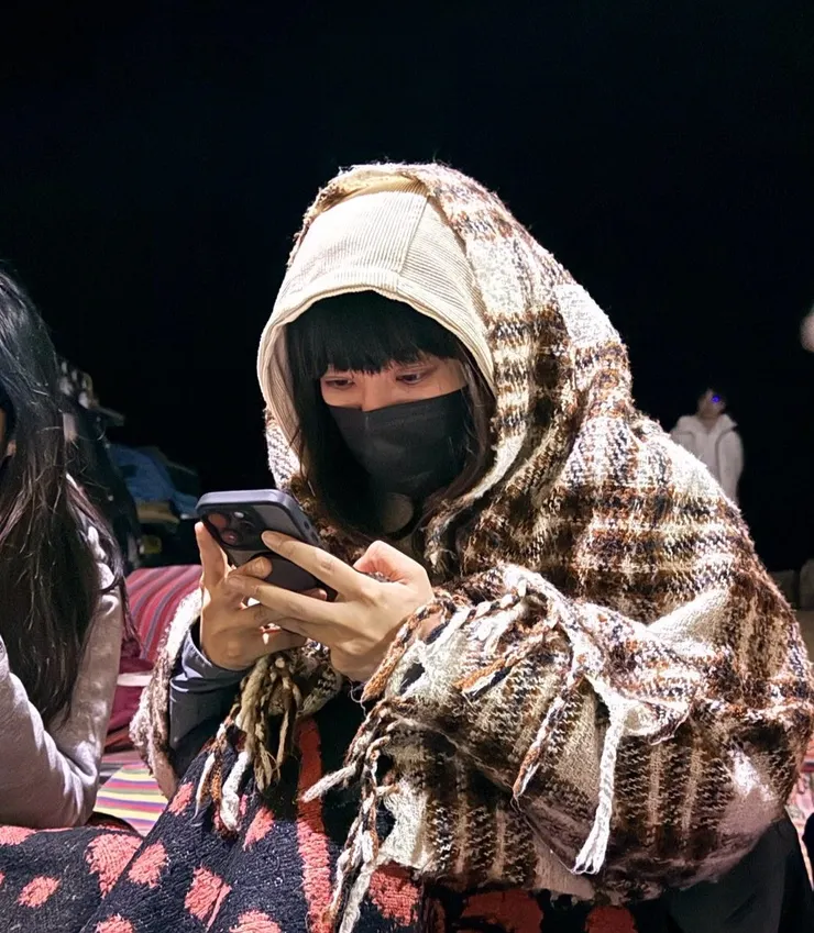 放上一張夜晚沙漠裡包成肉粽ㄉ我跟大家 Say 辜掰