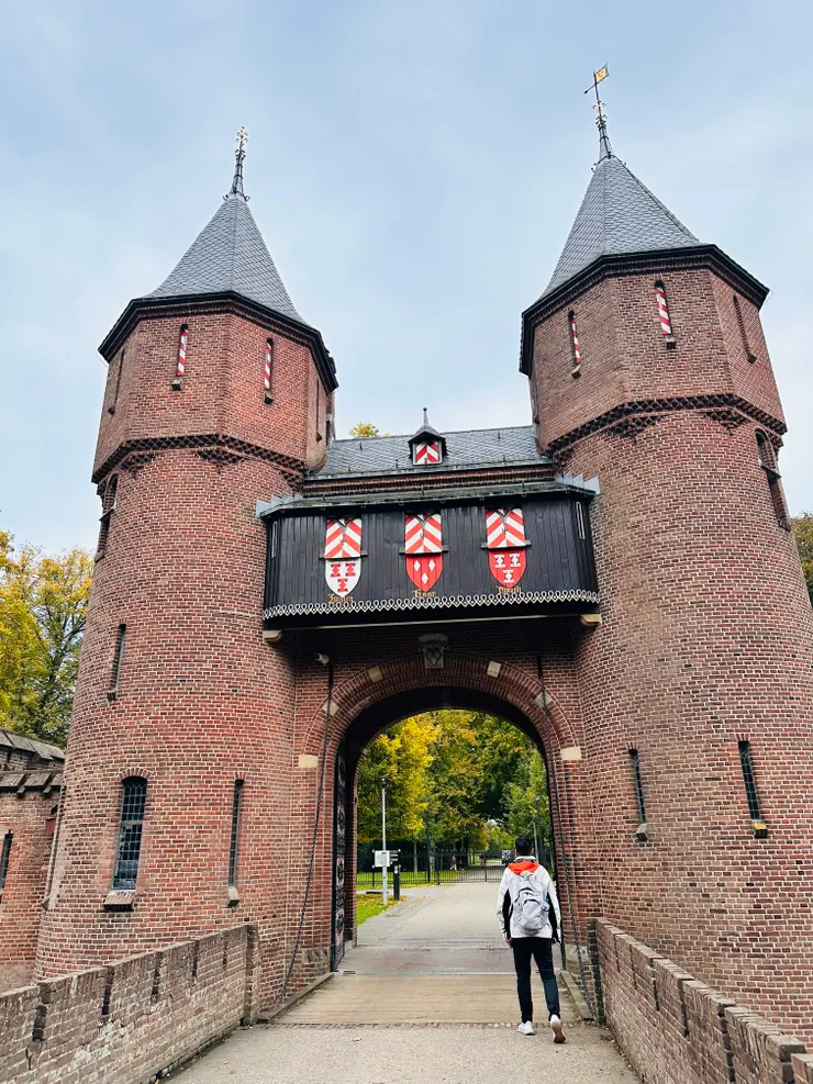 這邊村子的房屋都是像這樣的紅磚。中間紅白家徽是貴族家徽,城堡內都是紅白裝飾。