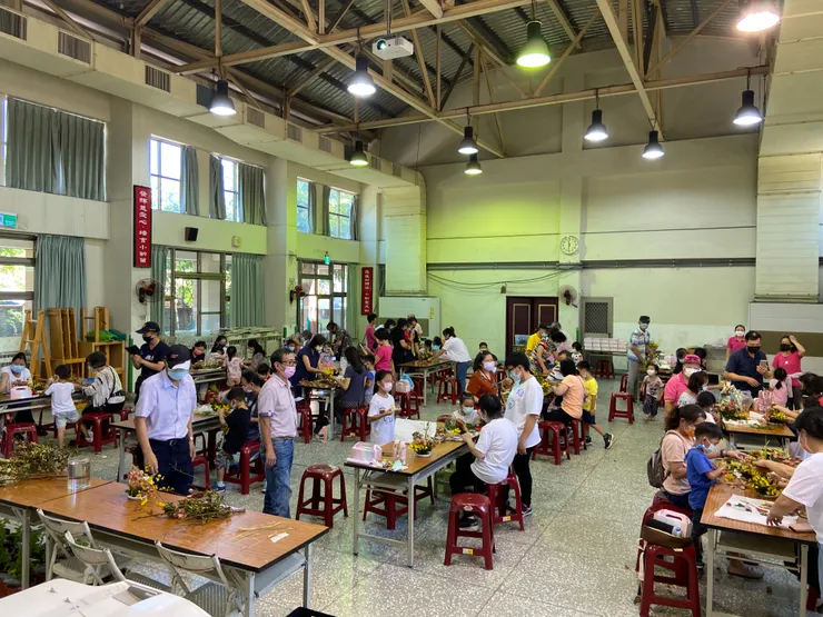 與不同單位辦過很多場親子花藝活動，這次，我想獨立辦一場！(圖片為八德幼兒園的「祖孫」花藝活動)