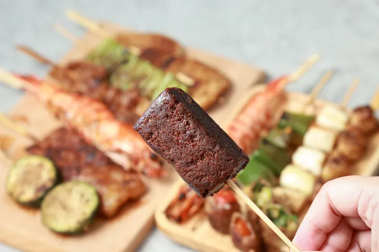 圖說：「布朗尼串燒」甜蜜滿額優惠活動，濃郁巧克力香絕對是約會驚喜神助攻。（資料來源：焦糖楓）