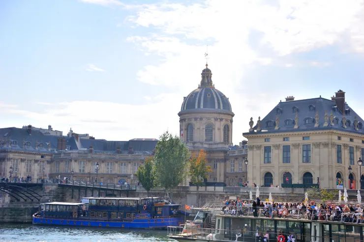 【船行河中左顧右盼指點建築橋樑！圓頂建築為左岸的法國最高學術機構法蘭西學院（Institut de France）。】