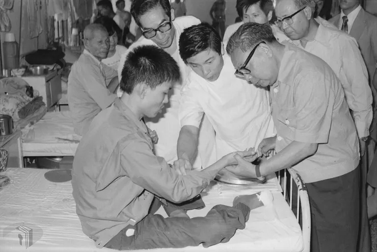 圖7 行政院長蔣經國巡視北門烏腳病防治情形 案名：行政院長蔣經國專輯 檔號：0060/0024-1/1 來源機關：行政院新聞局 管有機關：國家發展委員會檔案管理局