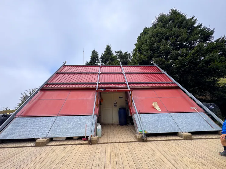 紅色屋頂，小而巧的新逹山屋