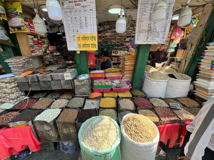 各種不知名的乾料，擺得這樣整齊，也成為一種風景。