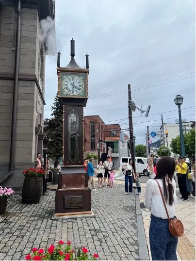 玻璃館前的古董蒸氣大鐘定時發佈時間。