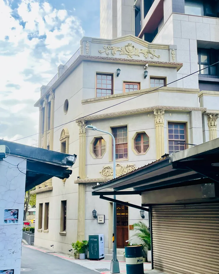 青雲閣見證萬華遊廓的百年風華。圖／CL 攝影。