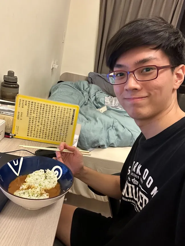 (日式牛肉咖哩搭配綠花椰米餅開動啦)