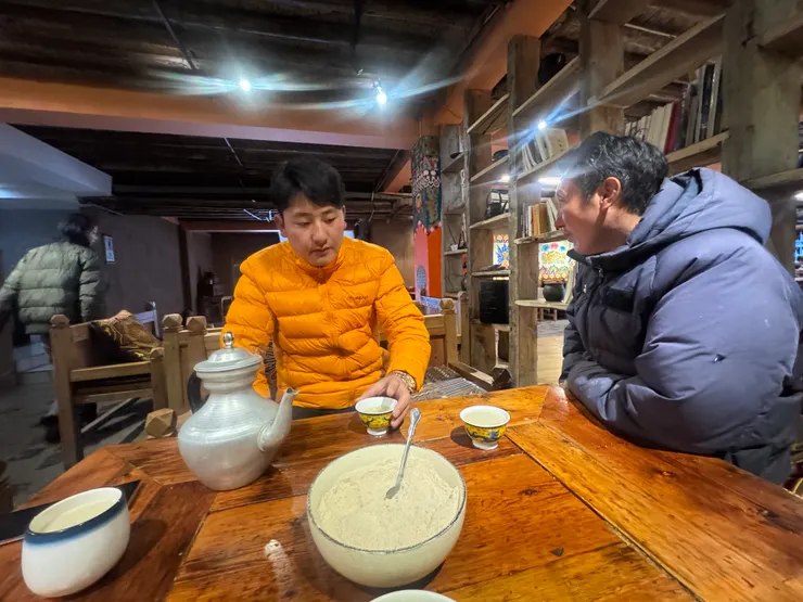 兩個上門女婿悠閒喝酥油茶