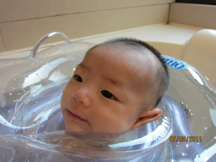 這時候還不會笑，這面容是腦部放電有的神情。