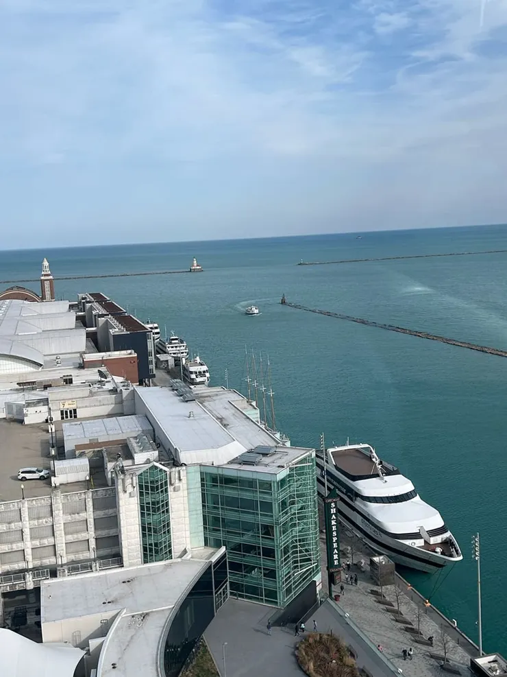 從摩天輪裡可以俯瞰整個海軍碼頭