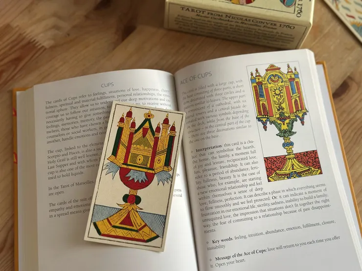 屬於我的第一副馬賽牌與書