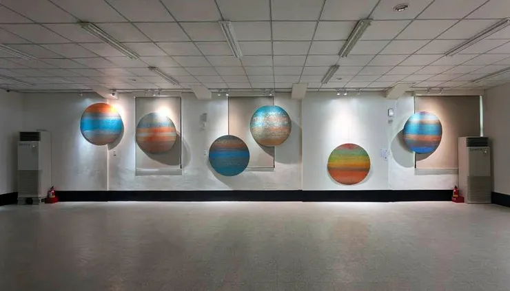 西元2025年06月，虹心球、空間與時間的對話。