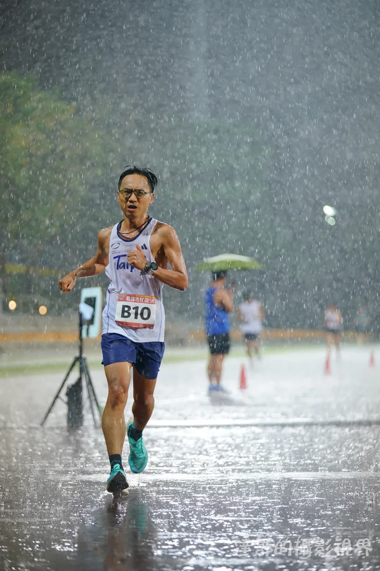 努力奔跑的自己