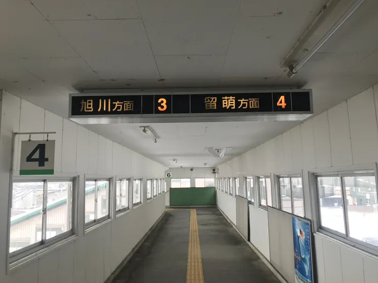 進入秘境路線月台前的天橋標示是不是就很有秘境感呢