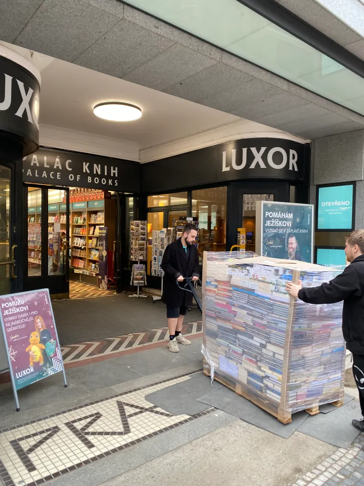 ▲瓦茨拉夫廣場有間Luxor書店，一進去像小兔子踩進叢林，完全被眼前新奇的一切給吸引了～