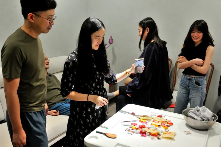 【視訊女兒只一次怕她佳節倍思親！和東京的女兒視訊，轉播鏟鏟樂實況，人不在没關係，可指定代鏟人，她指定顧湄，在美因時差無法視訊的紫涵則由雅雅代鏟。】