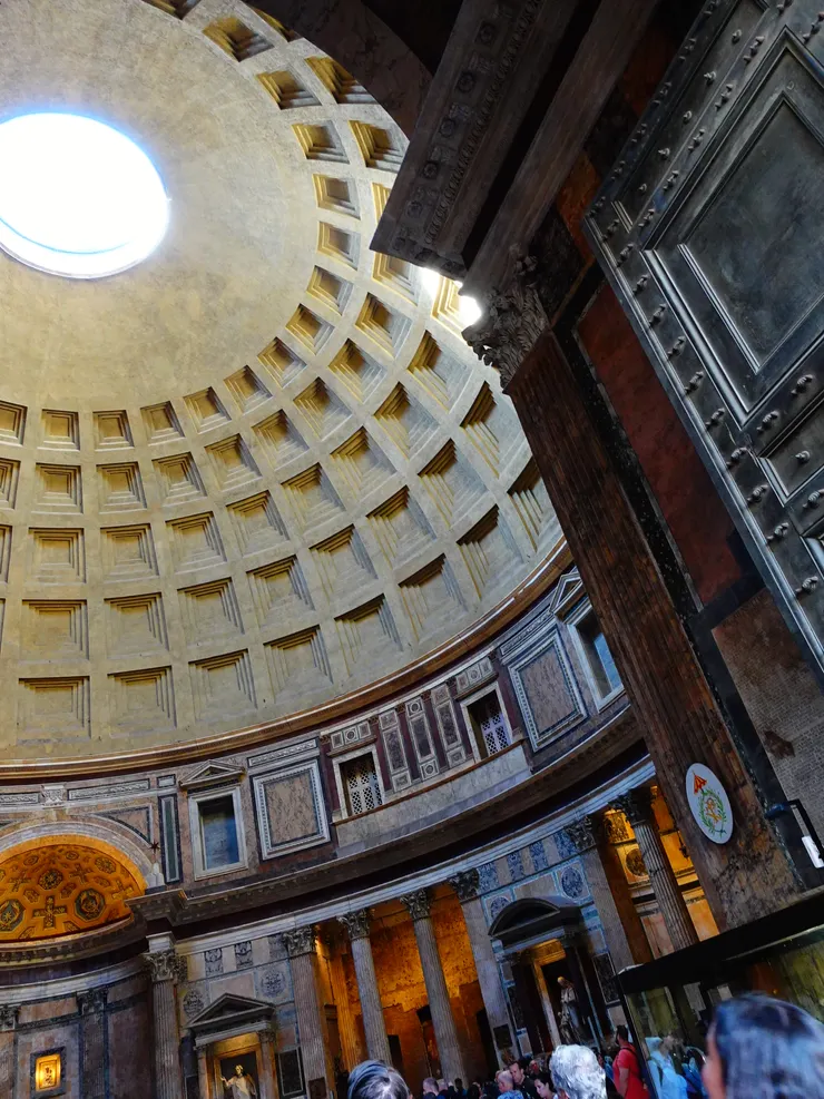 踏入萬神殿正門口,初見穹頂的瞬間。