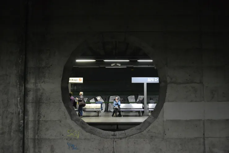 西班牙的車站月台,有著和繽紛建築截然不同的冷調水泥牆。