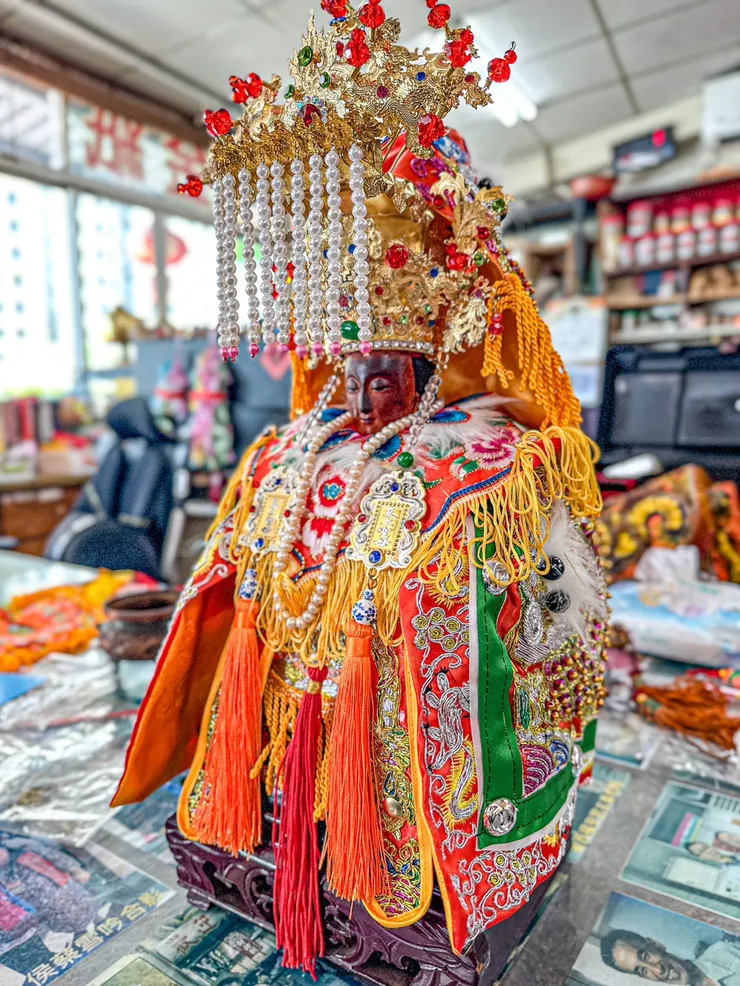 龍益行｜#台南佛具店・#金紙店・#宗教百貨・#神主牌雕刻・#拜拜用品 專精 #神主牌雕刻 與 #祖先牌位製作，提供 #佛具、#金紙、#神桌、#拜拜用品 等完整祭祀用品。 服務包含：#擇日安神位、#安祖先、#神桌安裝，並支援 外縣市宅配，讓您安心完成祭祀。