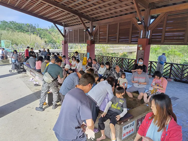 泡腳池人潮絡繹不絕