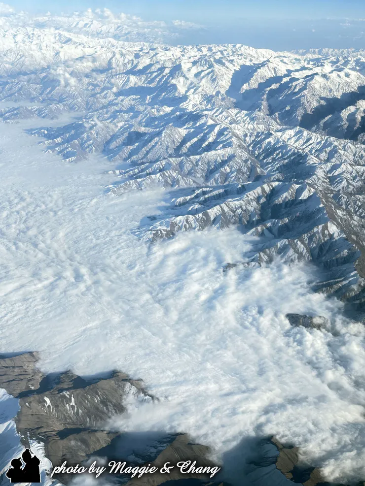 這是大自然最細膩的藝術筆觸，既壯闊又寧靜，像一首以雲為曲、以雪為詞的詩。從高空俯瞰時，整個景色顯得超凡脫俗、純淨透明，讓人心中湧現一種難以言喻的平靜。